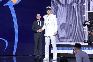 ??榮耀時(shí)刻！楊瀚森一席白色西裝在16順位被選中&與蕭華握手！