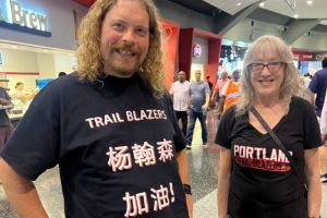 ??楊瀚森水不了！球迷穿特制衣服為小楊加油 “瀚”少了三點(diǎn)水