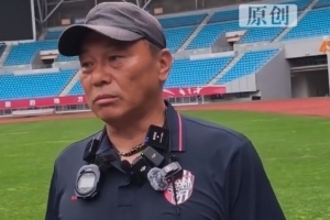 人氣爆棚！鹽城隊媒體開放日活動，教練隊員均戴起“話筒項鏈”