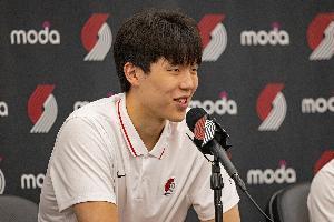 楊瀚森采訪被包圍！殳海：千頃地里的一棵苗面對的比普通禾苗更多
