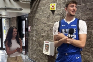 BR女記者曬出與弗拉格的合影：這是我的“歡迎來到NBA”時(shí)刻