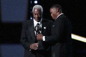 NBA第三人！威少為大O頒發(fā)阿瑟-阿什勇氣獎杯