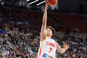 串聯(lián)全隊(duì)！楊力維6投3中 得到7分2籃板9助攻1搶斷