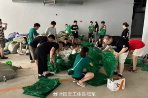 博主：昨天完成6萬(wàn)人TIFO展示，今天國(guó)安球迷又來(lái)到工體回收整理