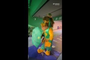不容易！國(guó)安吉祥物熱到有些中暑，急忙休息補(bǔ)了一瓶藿香正氣