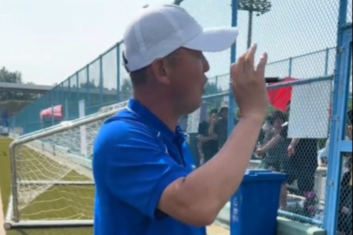 小孩子領(lǐng)背心沒說謝謝，孫繼海訓(xùn)話：先做好人然后踢球，我想堅持