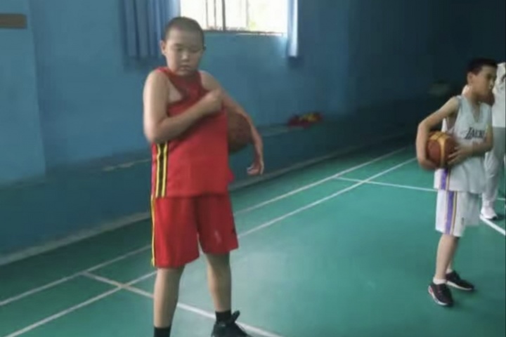 小胖子逆襲？??楊瀚森稱接觸籃球是因為父親讓他減肥 多運動