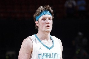 來看夏聯(lián)歷屆FMVP！庫茲馬爆砍30+10帶carry湖人 近半來過CBA