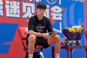 小球迷向瀚森要之前答應(yīng)的簽名！小楊實(shí)力寵粉 立馬就簽