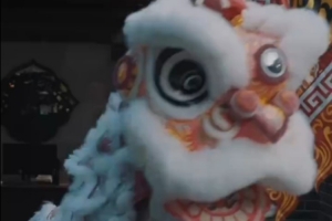 練得不錯(cuò)！莫蘭特中國行期間學(xué)習(xí)舞獅 一招一式有模有樣??