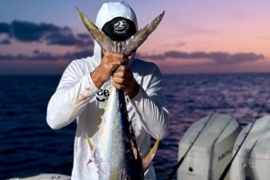 ??西蒙斯社媒曬照 釣到一條1米多的大魚(yú)&將小魚(yú)放歸大海