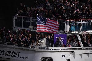 一年前的今天 詹姆斯在奧運會開幕式上擔(dān)任美國歷史首位男籃旗手
