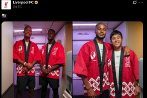 利物浦抵達東京參加友誼賽，日航向全隊贈送日本傳統(tǒng)服飾