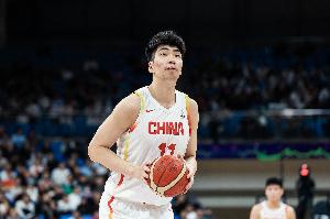 體型優(yōu)勢(shì)明顯！余嘉豪5中3得11分7板1蓋帽 3前場(chǎng)板全隊(duì)最多