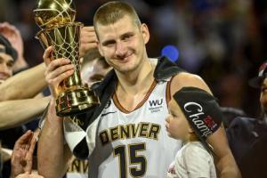 ??節(jié)目效果炸裂！NBA奪冠的約基奇??VS賽馬奪冠的約基奇??
