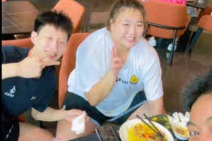 世大運(yùn)中國女籃奪冠！劉禹彤：奇妙旅程 朋友是我生活的快樂解藥