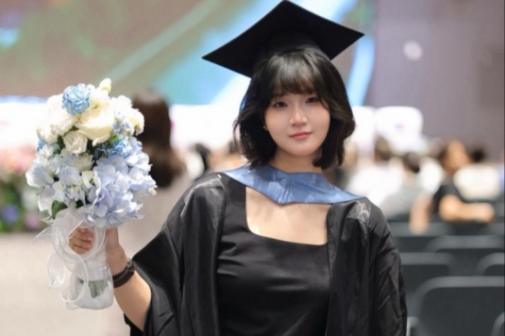 泰山女球迷畢業(yè)典禮上演莫伊塞斯慶祝：喜歡泰山10年，最喜歡大雷