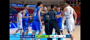 完全控制不住??！遼寧&山東U21男籃大規(guī)模沖突 比賽提前結(jié)束...