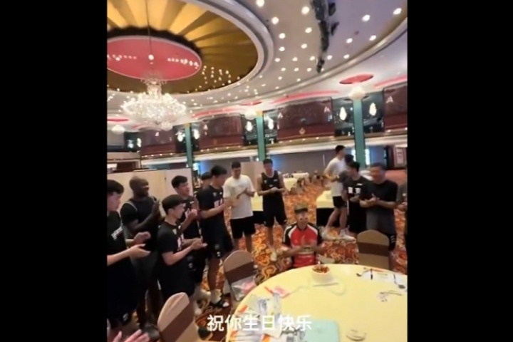 ??廣東為杜鋒唱生日歌 徐昕面色不善試圖提前離場被拽回！