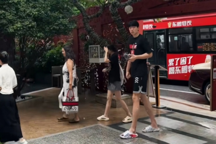 ??邁巴赫接送？楊瀚森帶女友和疑似丈母娘打卡高端私廚