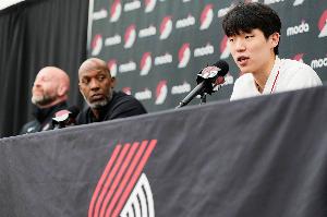 隊記：楊瀚森或能解決開拓者半場進(jìn)攻問題 比盧普斯不怕用年輕人