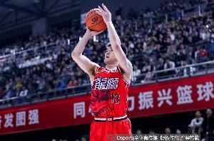 好久不見??郭艾倫現(xiàn)身CBA夏季聯(lián)賽啟東站 并進(jìn)行簡單投籃