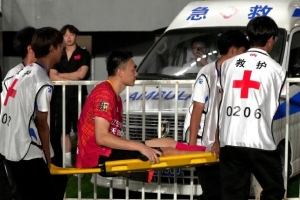 遼寧鐵人官方：栗鵬進行右腿脛骨骨折內(nèi)固定術(shù)手術(shù)，手術(shù)順利