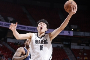 選秀專家：夏聯(lián)時開拓者副總向我炫耀小楊“我們選的家伙咋樣？”