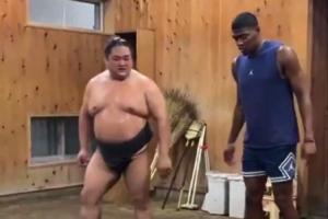 八村塁與相撲士一起訓練 網(wǎng)友：你又不是勇士的 沒人在更衣室揍你