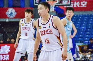 王奕博：去青島更多的不是因?yàn)楹贤?我首先想的是能上場(chǎng)打球