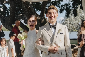 女大三，抱金磚！日本國(guó)腳堂安律的妻子曬婚禮照，幸福無(wú)比