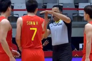 今晚中韓大戰(zhàn)的裁判是22年險勝巴林先后驅(qū)逐趙睿孫銘徽的當(dāng)值裁判