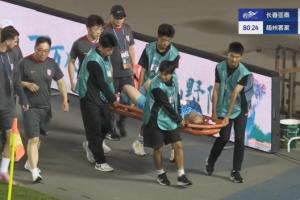 望無大礙！吳亞軻因傷被擔(dān)架抬出場，此前神撲力保球門不失