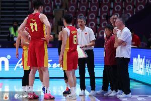 體壇周報：最團(tuán)結(jié)的中國男籃背后，是沖破質(zhì)疑的郭士強(qiáng)