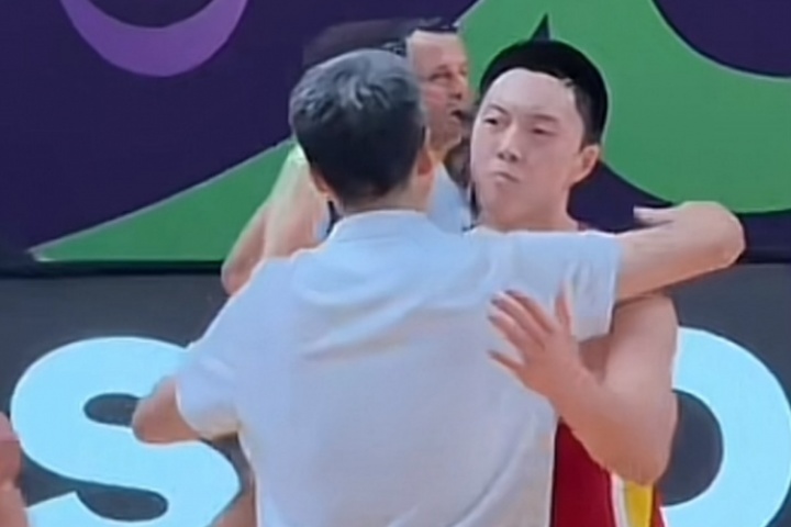 強(qiáng)度太大！胡明軒憾失絕殺 和郭士強(qiáng)擁抱時(shí)嘴唇已煞白&毫無(wú)血色