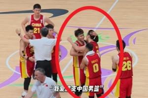 這氛圍愛了！錯失絕殺后全隊紛紛上前鼓勵胡明軒 趙睿微笑拍頭