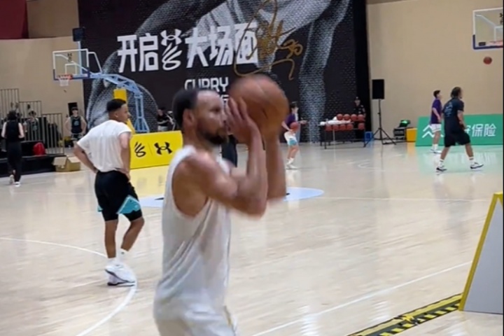 這就是歷史第一射??庫里中國行三分訓(xùn)練站在邊線上27連中