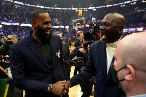 記者：NBA歷史并非從84年才開(kāi)始 總統(tǒng)山成員應(yīng)該是拉&賈&喬&詹