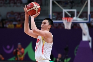 超級高水平！胡明軒上半場5中4砍并列最高15分 危難之際連進三分