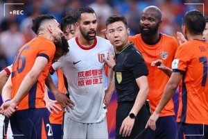 朱藝：蓉城止步足協(xié)杯半決賽，德?tīng)柤佣嗍Ｓ?場(chǎng)停賽在中超執(zhí)行