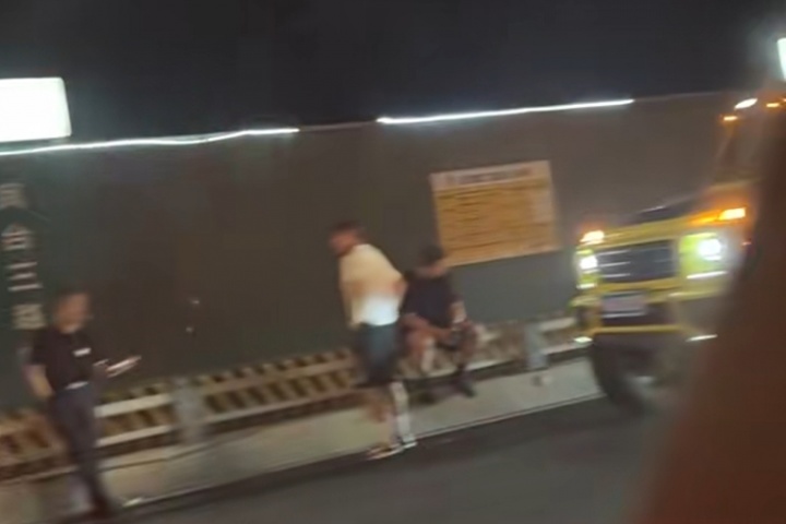 倒霉??網(wǎng)傳韋世豪賽后駕駛機動車遭追尾或擦掛，在等待交警處理