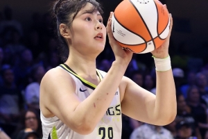 李月汝本賽季先后效力于風(fēng)暴和飛翼 共出戰(zhàn)31場(chǎng)&場(chǎng)均6分4.5板