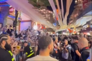 深夜炸街！庫里造訪重慶八一路好吃街 街道兩邊擠滿了球迷