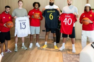 姆貝莫4XL！NBA球星造訪(fǎng)曼聯(lián)訓(xùn)練基地，B費(fèi)約羅齊爾克澤熱情接待