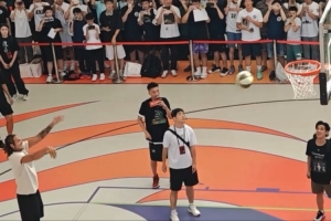 一個不進 亞洲行大連站活動中阿隆-戈登上演連續(xù)5罰打鐵場面