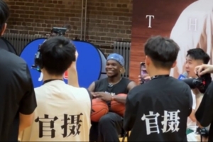 自己和喬丹單挑誰贏？愛德華茲毫不猶豫回答：我會贏 我會打敗他