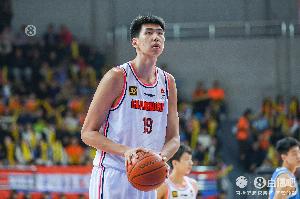 媒體人：對于超級缺少內線的廣州來說 徐昕下賽季時間肯定非常多