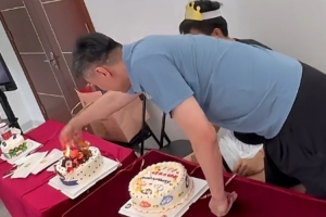 為弟子點(diǎn)蠟燭！杜鋒社媒曬為焦泊喬慶生視頻：祝小焦同學(xué)生日快樂