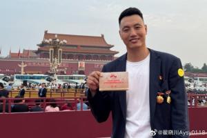 佩戴獎?wù)聟⒓娱啽鴥x式！翟曉川：正義必勝、和平必勝、人民必勝