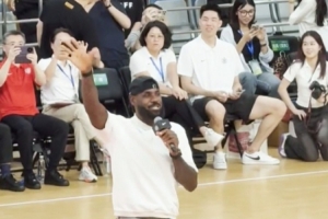 也來追星？詹密？朱俊龍現(xiàn)身上海交大 觀看詹姆斯中國行活動
